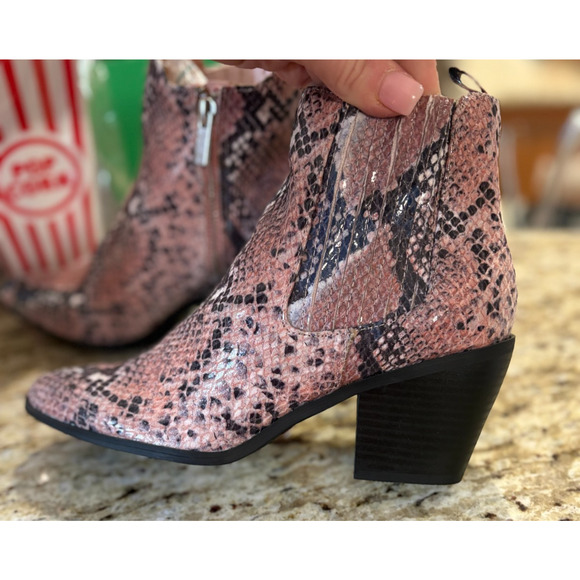 Shoedazzle Women's Pink Multicolor Snakeskin Low Heel Pointed Toe Booties 6 NEW - Picture 1 of 6